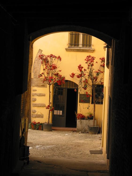image Entry of a house in piazza Santo Stefano