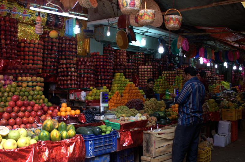 image Pyramids of apples, oranges and other fruit in the main market in Mysore