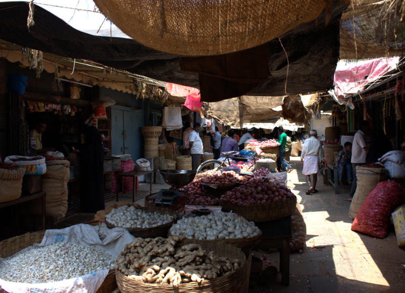 image Garlic, ginger and onions in the spice market in Mysore